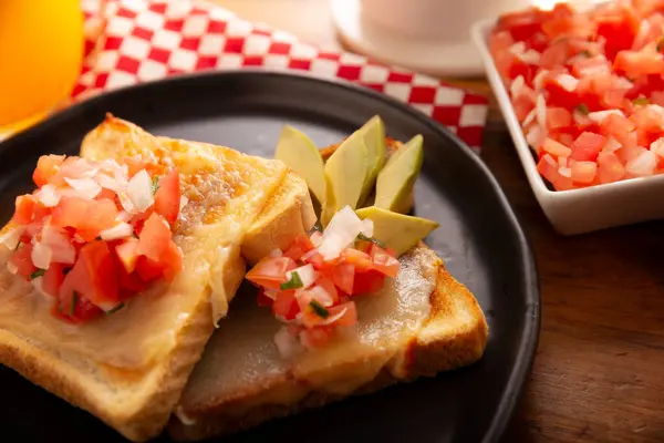 アボカド 溶かしたチーズ メキシコのピコ ガロソースのアボカドトースト オーブン フライパンまたは空気フライヤーで作ることができる簡単で健康的な自家製のレシピ ロイヤリティフリーのストック写真
