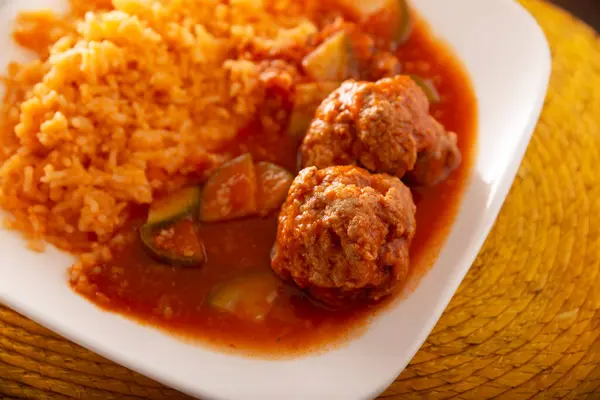 肉丸子配红米在墨西哥 它们被称为 Albondigas 用一种叫做Caldillo的轻番茄酱与蔬菜一起食用 墨西哥很受欢迎的自制食品配方 免版税图库图片
