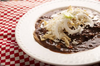 Enfrijoladas. Fasulye sosuna batırılmış, krem ve peynirle kaplanmış mısır tortillaları ya da tavuk eti, peynir ya da başka bir malzemeyle doldurulabilirler. Geleneksel Meksika yemeği.