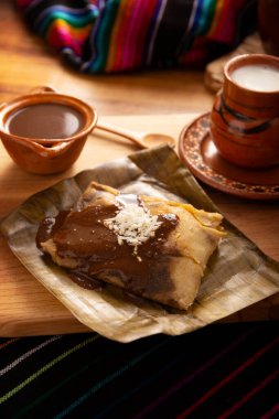 Oaxacan Tamale. Meksika ve bazı Latin Amerika ülkelerinin tipik antipatik yemekleri. Muz yapraklarına sarılmış mısır hamuru. Tamaleler buğulandı..