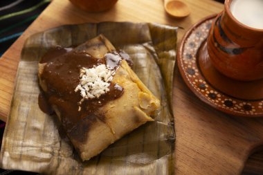 Oaxacan Tamale. Meksika ve bazı Latin Amerika ülkelerinin tipik antipatik yemekleri. Muz yapraklarına sarılmış mısır hamuru. Tamaleler buğulandı..