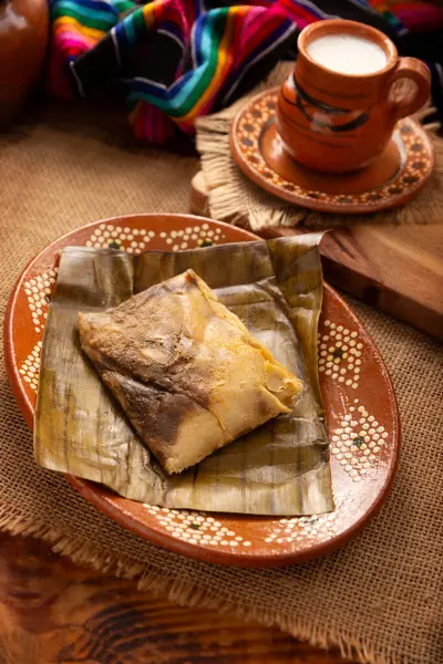 멕시코와 아메리카 국가들의 전형적 태평양 요리이다 바나나 잎으로 옥수수 반죽이다 로열티 프리 스톡 사진