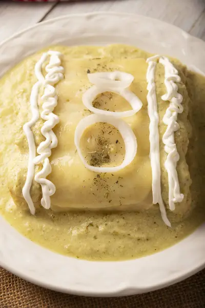 Mexikansk Mat Enchilada Med Krämig Grön Sås Fylld Med Strimlad Royaltyfria Stockbilder