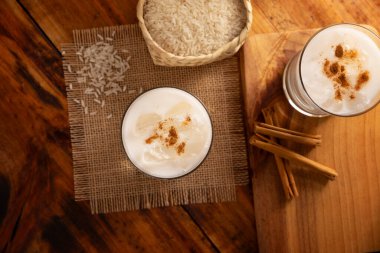 Horchata suyu. Horchata de arroz olarak da bilinir, Meksika 'nın geleneksel tatlı sularından biridir, pirinç ve tarçınla yapılır. Geleneksel olarak Vitrolero adında bir konteynırda hazırlanır..