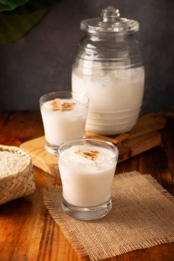 Horchata suyu. Horchata de arroz olarak da bilinir, Meksika 'nın geleneksel tatlı sularından biridir, pirinç ve tarçınla yapılır. Geleneksel olarak Vitrolero adında bir konteynırda hazırlanır..