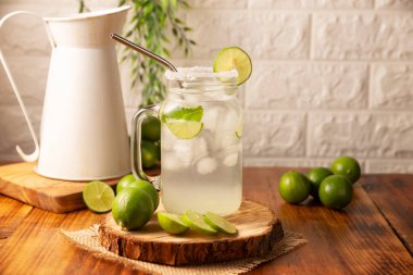 Organik limonlu ev yapımı limonata ve nane şekeri, pek çok ülkede popüler bir ferahlatıcı içecek. Meksika 'da Agua de Limon adı verilen geleneksel Aguas Frescas' ın bir parçasıdır..