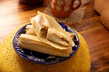 Tamale. Meksika ve bazı Latin Amerika ülkelerinin tipik İspanyol yemekleri. Mısır yaprağına sarılmış mısır hamuru. Tamaleler buğulandı..