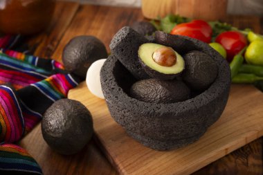 Avokado sosu hazırlamak için temel malzemeler, avokado bazlı popüler bir sos olan volkanik taş molcajete 'de yapılan avokado sosu olarak bilinir. Geleneksel Meksika mutfağı tarifi.