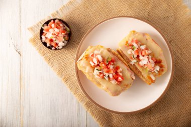 Köstebekler. Meksika tarifi bolillo ekmeğine dayanır. Uzun uzadıya bölünmüş, kızarmış fasulye ve graten peyniri ile yayılmış, pico de gallo sosu ve jambon, domuz pastırması veya sucuk gibi proteinler eklenmiş..