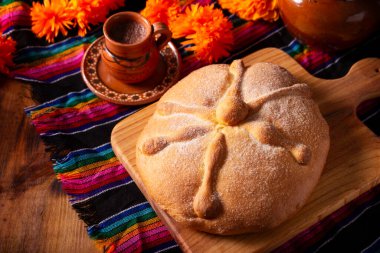 Pan de Muerto. Ölü sezonunda tüketilen tipik Meksika tatlı ekmeği. Ölülerin bayramında sunakların ve sunakların ana unsurlarından biridir..