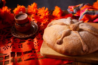 Pan de Muerto. Ölü sezonunda tüketilen tipik Meksika tatlı ekmeği. Ölülerin bayramında sunakların ve sunakların ana unsurlarından biridir..