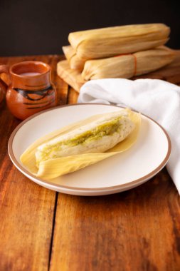 Tamale. Meksika ve bazı Latin Amerika ülkelerinin tipik İspanyol yemekleri. Mısır yaprağına sarılmış mısır hamuru. Tamaleler buğulandı..