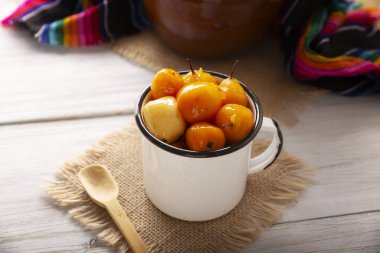 Dulce de Tejocote. Tipik Meksika tatlıları Tejocote (Crataegus mexicana), şurupta bir Meksika meyvesi, sonbaharda yaygın olarak kullanılan bir meyve, Ölüler Günü, posadalar ve Noel mevsimi..
