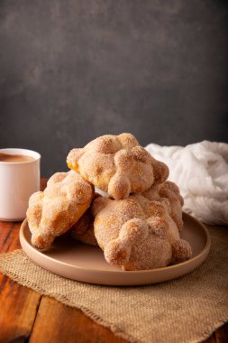 Pan de Muerto. Ölü sezonunda tüketilen tipik Meksika tatlı ekmeği. Ölülerin bayramında sunakların ve sunakların ana unsurlarından biridir..
