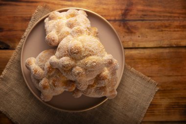 Pan de Muerto. Ölü sezonunda tüketilen tipik Meksika tatlı ekmeği. Ölülerin bayramında sunakların ve sunakların ana unsurlarından biridir..