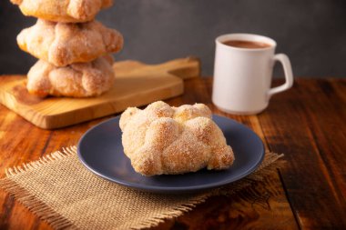 Pan de Muerto. Ölü sezonunda tüketilen tipik Meksika tatlı ekmeği. Ölülerin bayramında sunakların ve sunakların ana unsurlarından biridir..