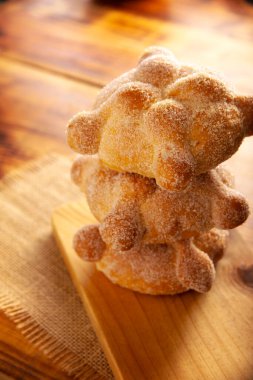 Pan de Muerto. Ölü sezonunda tüketilen tipik Meksika tatlı ekmeği. Ölülerin bayramında sunakların ve sunakların ana unsurlarından biridir..