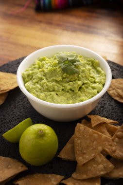Guacamole. Avokado sosu, onu tüketmenin birçok yollarından biri de tortilla cipsleri üzerine yayılmasıdır. Meksika usulü ev yapımı sos tarifi çok popüler..