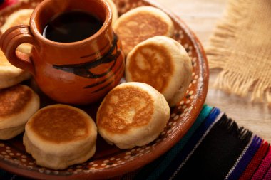 Gorditas de Nata. Meksika sokak atıştırmalığı kremalı Gorditas, buğday unu, krema, şeker ve tarçınla yapılan kolay bir tariftir. Tatlı olarak yenen İngiliz kekine benzeyen tatlı ekmek..