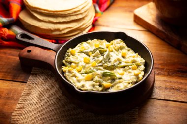 Rajas con Crema. Meksika 'da kremalı poblano chili şeritlerinden oluşan çok popüler bir yemek. Garnitür olarak ya da taco olarak servis ediliyor. Meksika Tacos de Guisado' da tipik bir yemek tarifi..