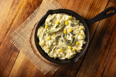 Rajas con Crema. Meksika 'da kremalı poblano chili şeritlerinden oluşan çok popüler bir yemek. Garnitür olarak ya da taco olarak servis ediliyor. Meksika Tacos de Guisado' da tipik bir yemek tarifi..