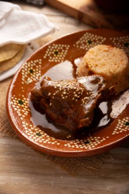 Köstebek Poblano. Köstebekli tavuk. Tipik bir yemek, sayısız malzemeden oluşan bir Meksika yemeği amblemi. Köstebek sosu genellikle tavuk ya da hindi ile servis edilir..