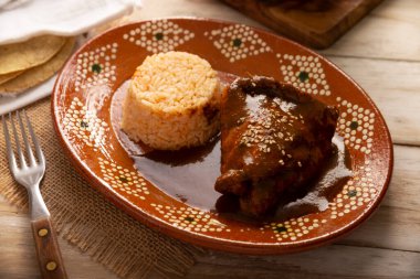 Köstebek Poblano. Köstebekli tavuk. Tipik bir yemek, sayısız malzemeden oluşan bir Meksika yemeği amblemi. Köstebek sosu genellikle tavuk ya da hindi ile servis edilir..