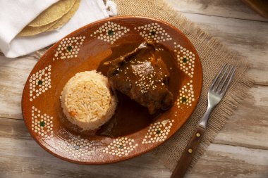 Köstebek Poblano. Köstebekli tavuk. Tipik bir yemek, sayısız malzemeden oluşan bir Meksika yemeği amblemi. Köstebek sosu genellikle tavuk ya da hindi ile servis edilir..