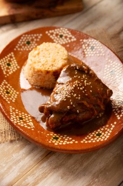 Köstebek Poblano. Köstebekli tavuk. Tipik bir yemek, sayısız malzemeden oluşan bir Meksika yemeği amblemi. Köstebek sosu genellikle tavuk ya da hindi ile servis edilir..