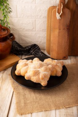 Pan de Muerto. Ölü sezonunda tüketilen tipik Meksika tatlı ekmeği. Ölülerin bayramında sunakların ve sunakların ana unsurlarından biridir..