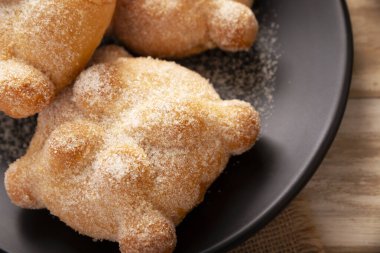 Pan de Muerto. Ölü sezonunda tüketilen tipik Meksika tatlı ekmeği. Ölülerin bayramında sunakların ve sunakların ana unsurlarından biridir..