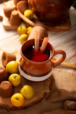 Ponche de Frutas Navidad. Meksika 'da Noel meyveli punç, Noel aralık mevsiminde posada ve Noel arifesinde geleneksel olarak tüketilen meyveli sıcak bir içecektir..