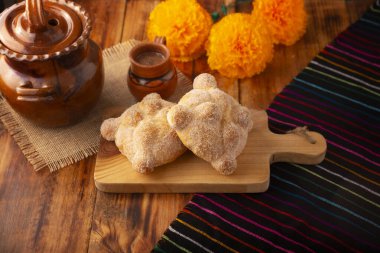Pan de Muerto. Ölü sezonunda tüketilen tipik Meksika tatlı ekmeği. Ölülerin bayramında sunakların ve sunakların ana unsurlarından biridir..