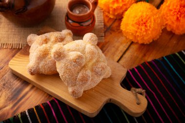 Pan de Muerto. Ölü sezonunda tüketilen tipik Meksika tatlı ekmeği. Ölülerin bayramında sunakların ve sunakların ana unsurlarından biridir..