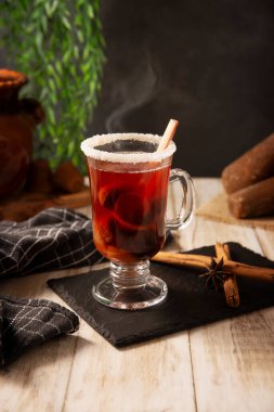 Ponche de Frutas. Meksika 'da Noel meyveli punç, Noel aralık mevsiminde posada ve Noel arifesinde geleneksel olarak tüketilen meyveli sıcak bir içecektir..