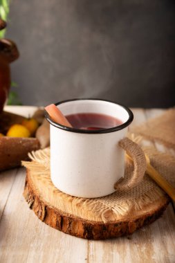 Meksika Noel meyveli pançı. Meksika 'da buna Ponche denir, geleneksel olarak Aralık ayında posadaların partisi ve Noel arifesinde tüketilen meyveli sıcak bir içecek..
