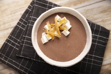 Kremalı fasulye çorbası. Meksika 'da Crema de Frijoles olarak bilinir, çok kolay ve besleyici ev yapımı bir yemek tarifi, genellikle peynir, krema, avokado ve mısır tortilla ile birlikte şerit ve kızarmış.