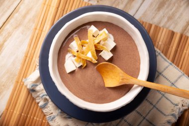 Kremalı fasulye çorbası. Meksika 'da Crema de Frijoles olarak bilinir, çok kolay ve besleyici ev yapımı bir yemek tarifi, genellikle peynir, krema, avokado ve mısır tortilla ile birlikte şerit ve kızarmış.