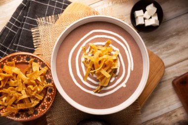 Kremalı fasulye çorbası. Meksika 'da Crema de Frijoles olarak bilinir, çok kolay ve besleyici ev yapımı bir yemek tarifi, genellikle peynir, krema, avokado ve mısır tortilla ile birlikte şerit ve kızarmış.