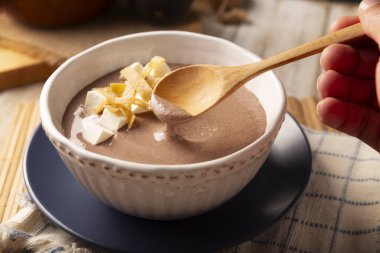 Kremalı fasulye çorbası. Meksika 'da Crema de Frijoles olarak bilinir, çok kolay ve besleyici ev yapımı bir yemek tarifi, genellikle peynir, krema, avokado ve mısır tortilla ile birlikte şerit ve kızarmış.