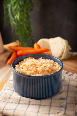 Lahana ve rendelenmiş havuçtan yapılan lahana salatası, çoğu ülkede diğer yemeklere eşlik eden bir meze olarak sunulan kolay, taze ve sağlıklı bir tariftir..