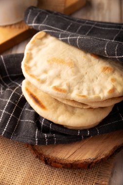 Bazlama. Ana malzemeleri buğday unu, maya, su ve tuz olan Türk düz ekmeği, Orta Doğu 'da oldukça popüler ve çok yönlü ev yapımı lezzetli bir tarif..