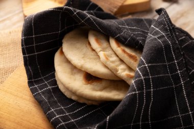 Bazlama. Ana malzemeleri buğday unu, maya, su ve tuz olan Türk düz ekmeği, Orta Doğu 'da oldukça popüler ve çok yönlü ev yapımı lezzetli bir tarif..