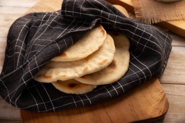 Bazlama. Ana malzemeleri buğday unu, maya, su ve tuz olan Türk düz ekmeği, Orta Doğu 'da oldukça popüler ve çok yönlü ev yapımı lezzetli bir tarif..