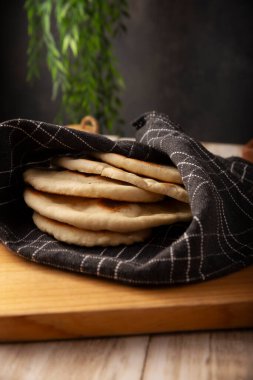 Bazlama. Ana malzemeleri buğday unu, maya, su ve tuz olan Türk düz ekmeği, Orta Doğu 'da oldukça popüler ve çok yönlü ev yapımı lezzetli bir tarif..