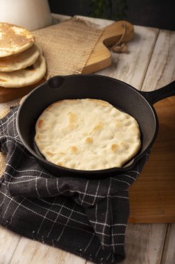 Bazlama. Ana malzemeleri buğday unu, maya, su ve tuz olan Türk düz ekmeği, Orta Doğu 'da oldukça popüler ve çok yönlü ev yapımı lezzetli bir tarif..