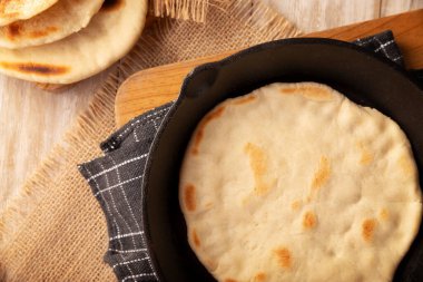 Bazlama. Ana malzemeleri buğday unu, maya, su ve tuz olan Türk düz ekmeği, Orta Doğu 'da oldukça popüler ve çok yönlü ev yapımı lezzetli bir tarif..