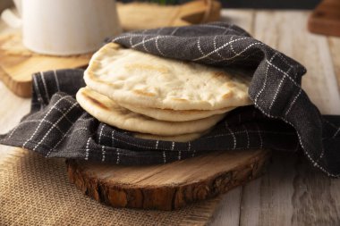 Bazlama. Ana malzemeleri buğday unu, maya, su ve tuz olan Türk düz ekmeği, Orta Doğu 'da oldukça popüler ve çok yönlü ev yapımı lezzetli bir tarif..