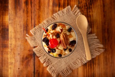 Meksika Noel Elma Salatası. Meksika 'da buna Ensalada de Manzana denir. Elma salatası kolay ve hızlı bir tariftir. Meksika Noel yemeğinde kaçırılamayacak bir yemektir..