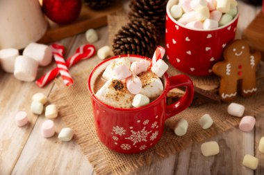 Sıcak çikolata. Geleneksel Noel ve kış içeceği, süt ve kakao ile yapılır ve marshmallow sosuyla servis edilir..